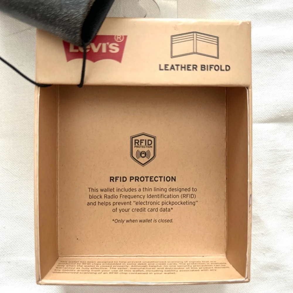 NIB Levi's Classic Black Leather Bifold Wallet with RFID protection 4.5”X 3.5”